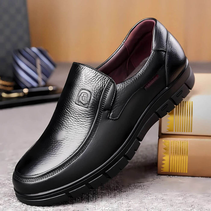 Chaussures orthopédiques décontractées pour hommes, confort quotidien, soutien pied pour marche et travail.