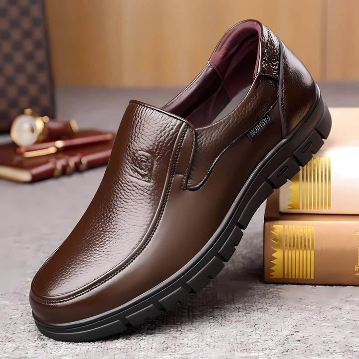 Chaussures hommes à enfiler offrant soutien du pied, confort orthopédique et style classique pour toute occasion.