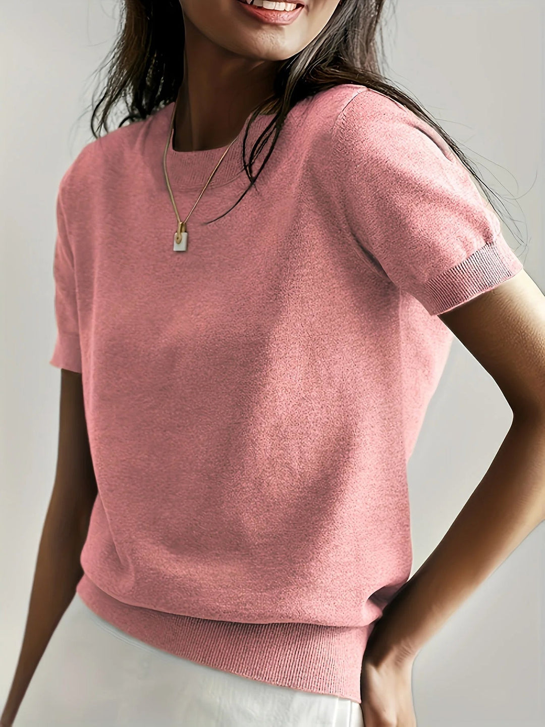 Ce pull décontracté à manches courtes pour femme est idéal pour les journées chaudes du printemps et de l'été.