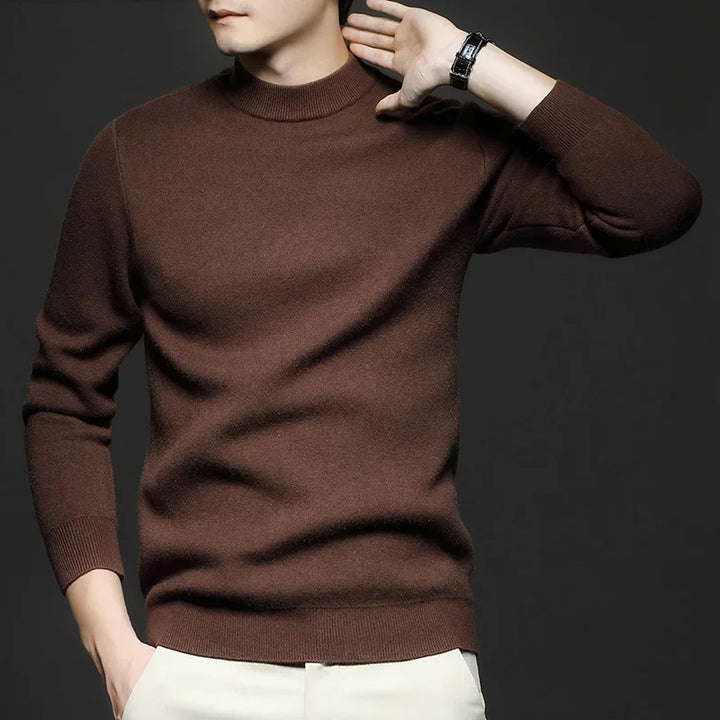Homme portant un pull beige col mi-haut. Style hivernal chic et confortable pour une allure élégante.