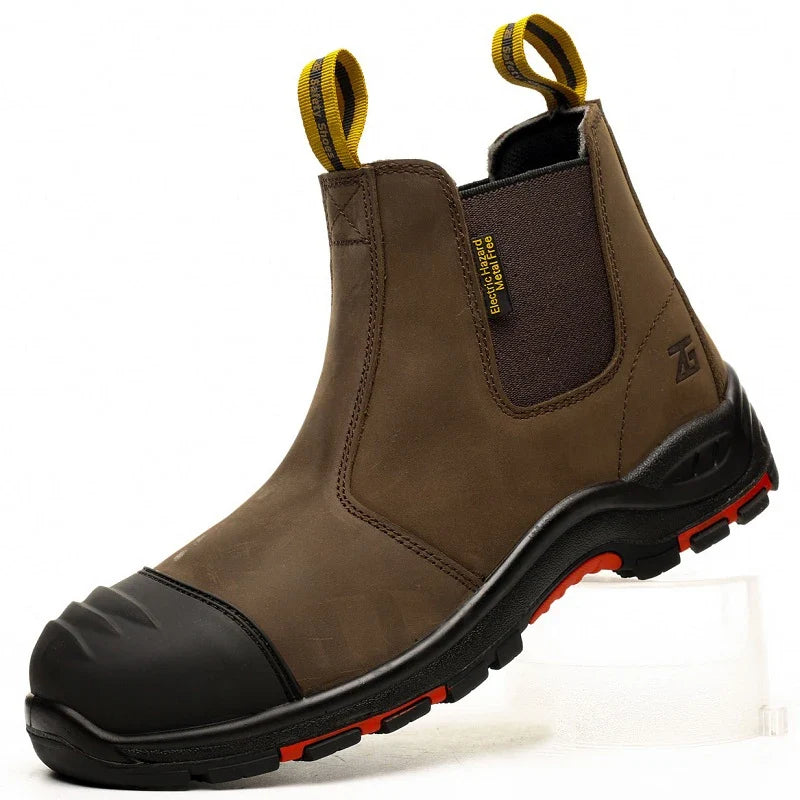Gros plan : embout acier des bottines de sécurité homme sans lacets. Protection anti-perforation, chaussures de travail robustes.