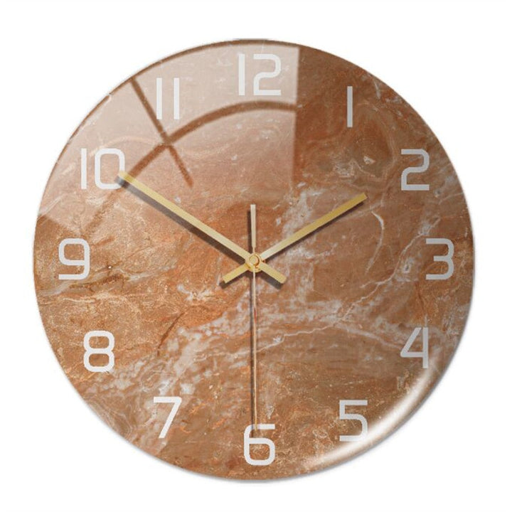 Horloge murale design marbre noir et or, élégante, pour une décoration intérieure raffinée.