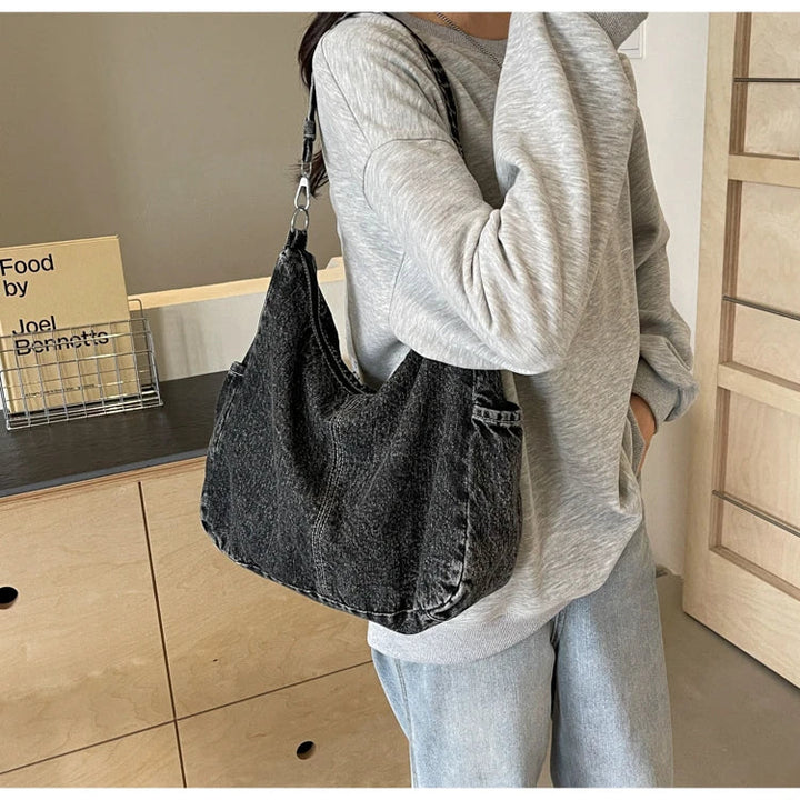 Sac bandoulière en jean femme, sangle ajustable, confortable pour un porté épaule ou croisé.