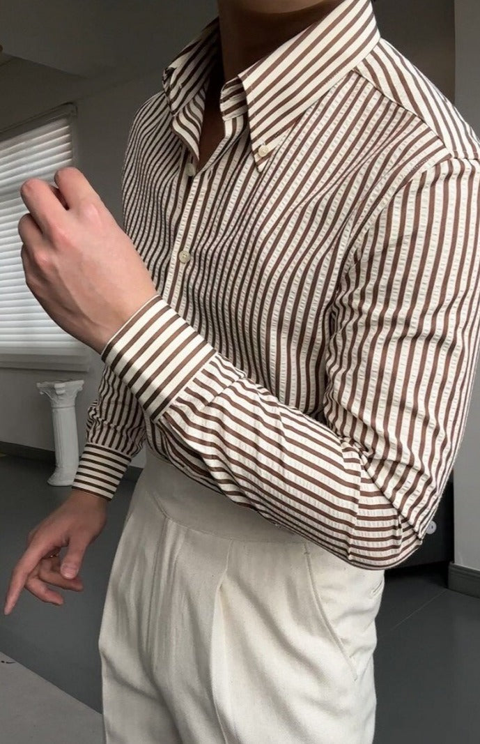 Chemise kaki rayée homme, style décontracté chic. Idéale pour un look moderne et raffiné.