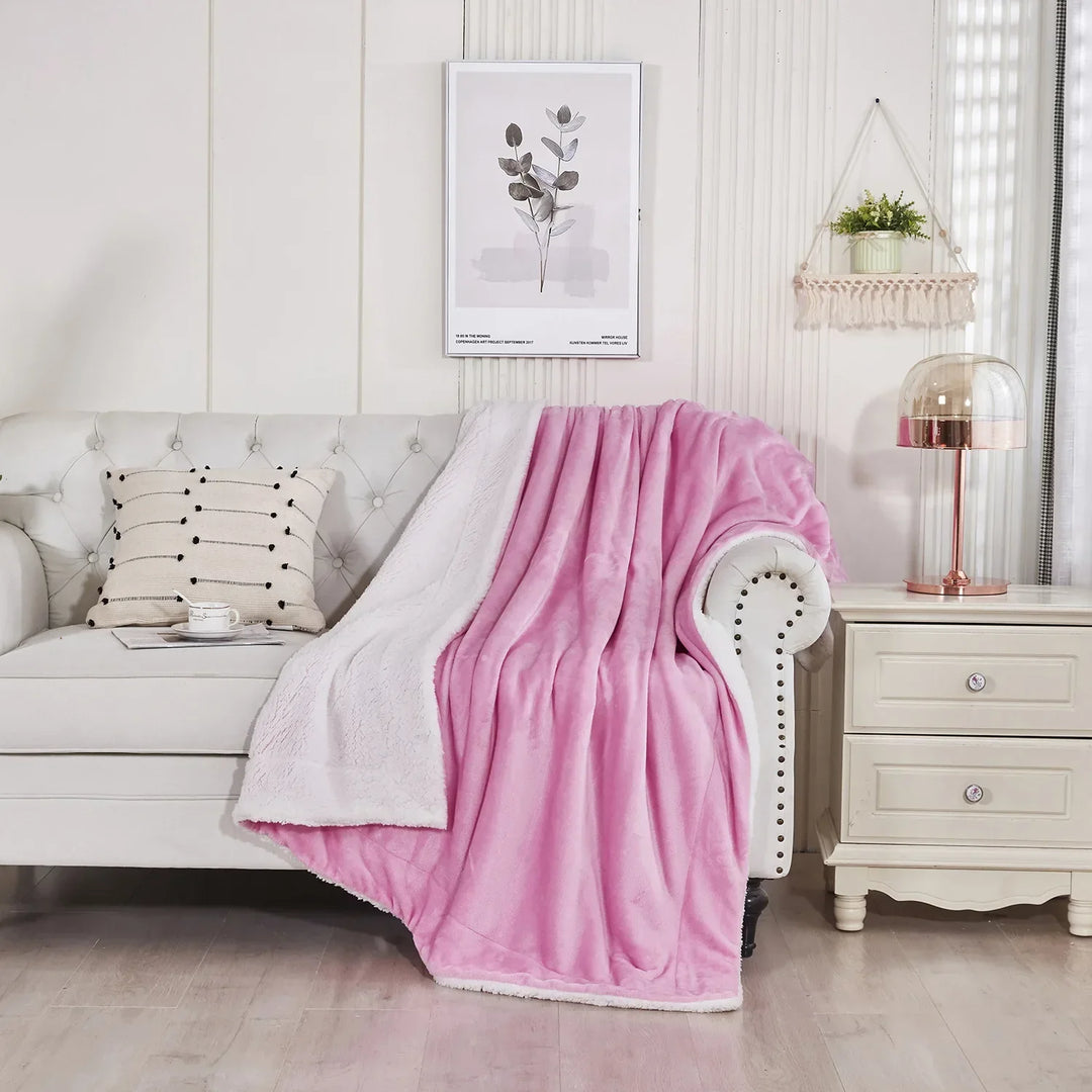 Couverture sherpa réversible élégante, ajoute une touche de confort douillet à votre intérieur.