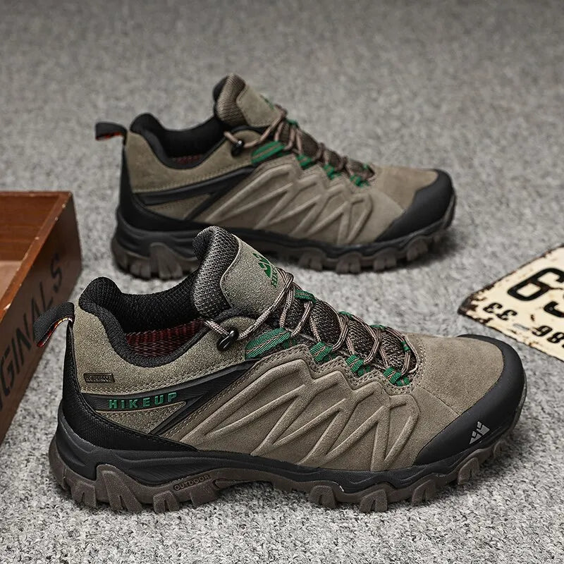 Détail du cuir pleine fleur des chaussures de randonnée homme, robustes et confortables pour toutes les saisons.