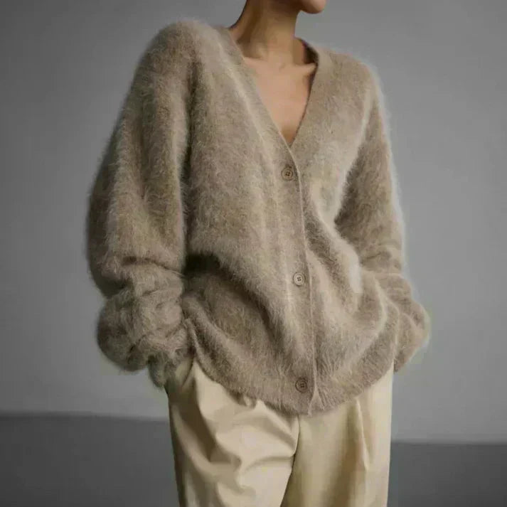 Cardigan chic pour femme, idéal pour l'élégance quotidienne ou une tenue de soirée.