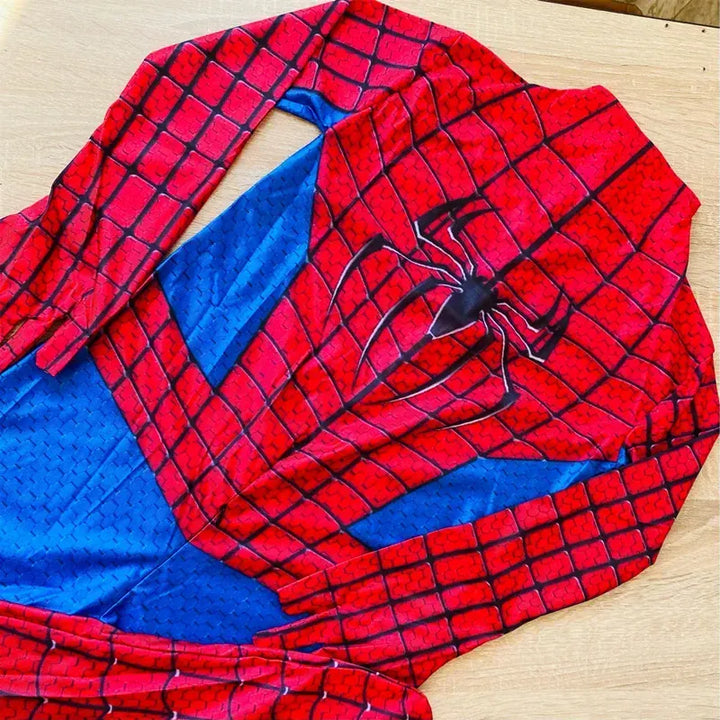 Petit superhéros en costume Spiderman posant, parfait pour le carnaval des enfants ou une fête.