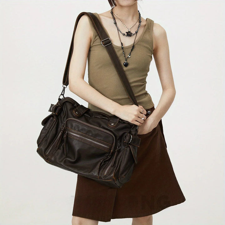 Élégant sac cabas marron grand format, idéal comme sac de cours femme ou sac quotidien chic en cuir synthétique.