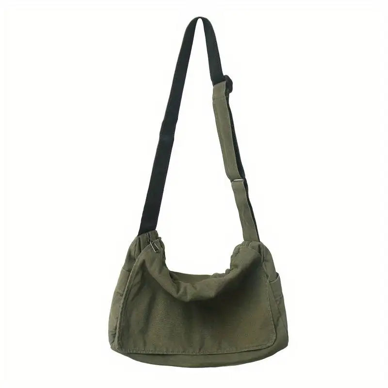 Personne portant un sac bandoulière unisexe en toile recyclée beige, soulignant son confort et son style pratique.