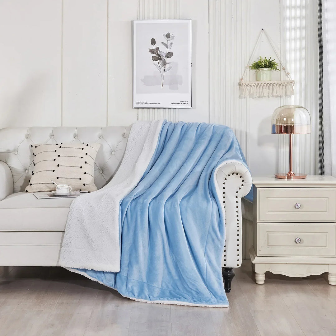 Sensation de douceur avec ce plaid réversible sherpa, parfait pour le confort domestique.