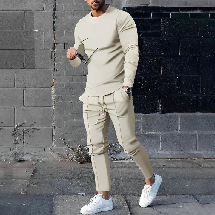 Ensemble essentiel homme décontracté, léger et respirant. Tenue deux-pièces pour un confort idéal en été et voyage.