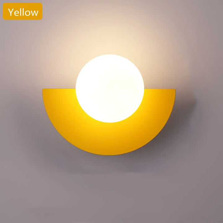 Luminaire mural LED design moderne, forme demi-cercle géométrique, pour un intérieur contemporain.