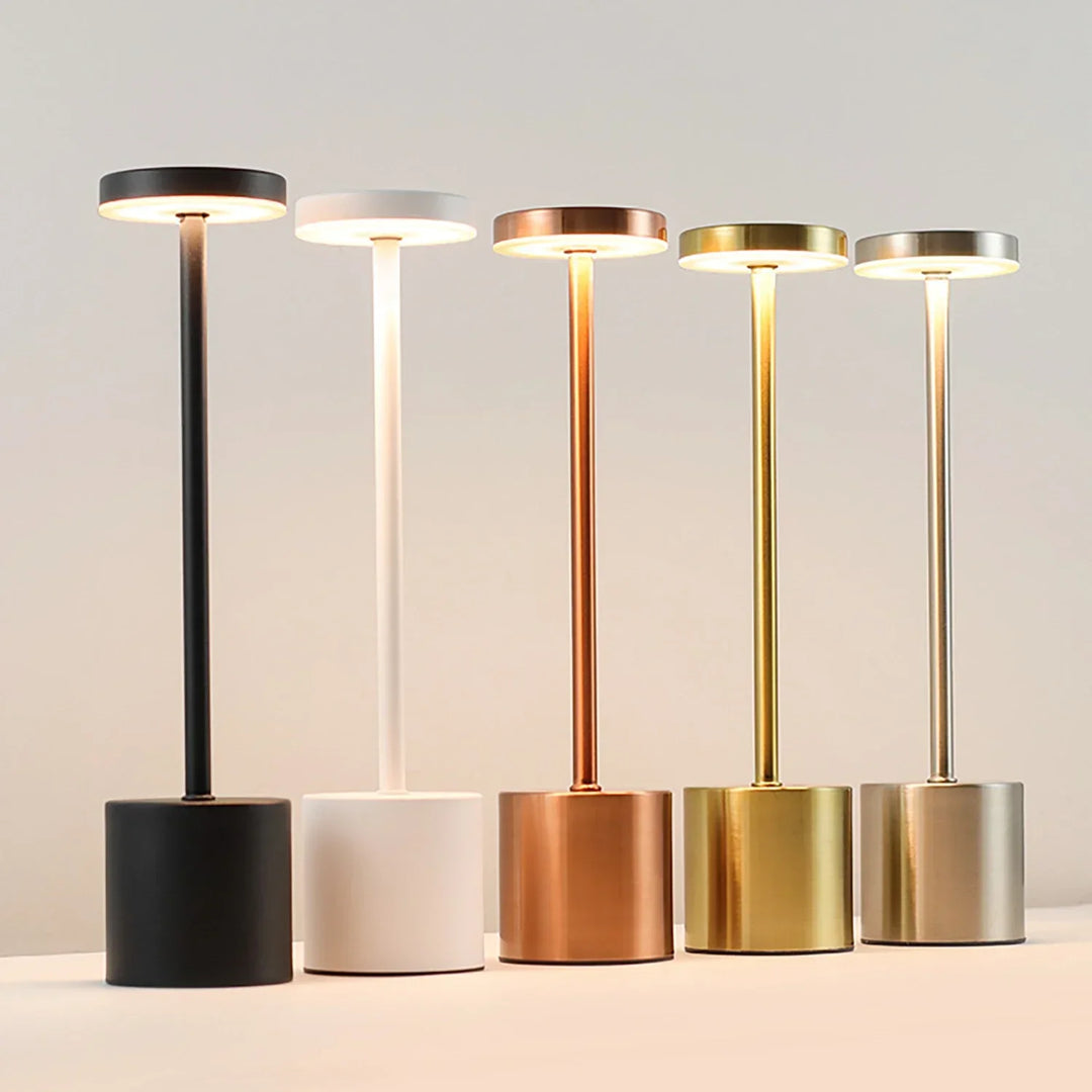 Lampe de table LED tactile rechargeable pour éclairage d'ambiance extérieur moderne.