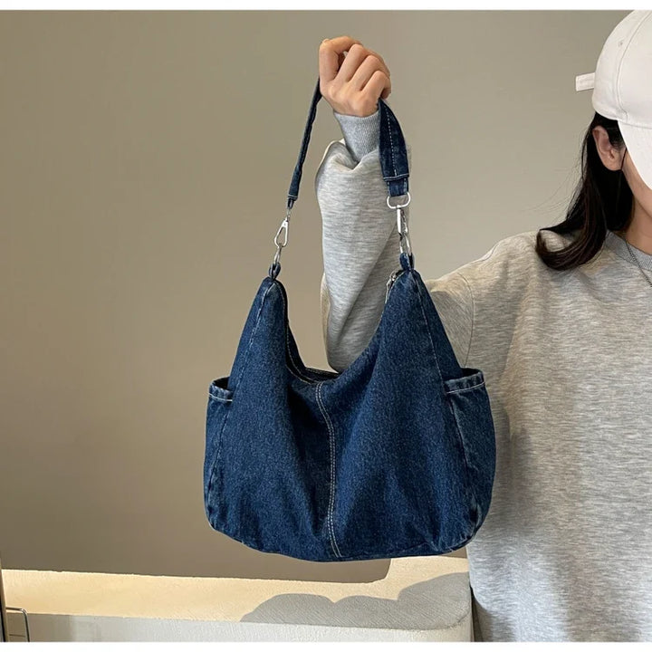 Sac femme en jean souple, texture denim authentique, résistant et confortable à porter.