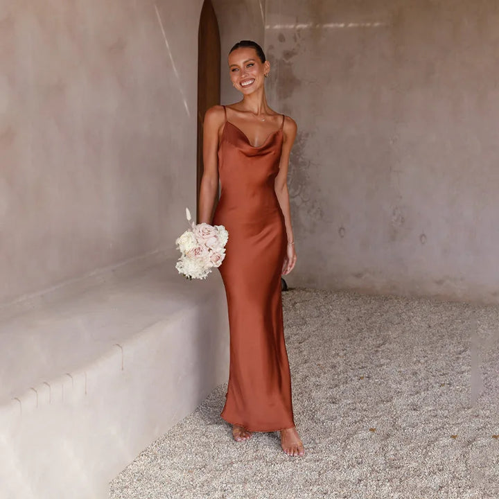 Mode féminine: robe longue fluide avec col bénitier, tenue chic pour soirée et cérémonie.