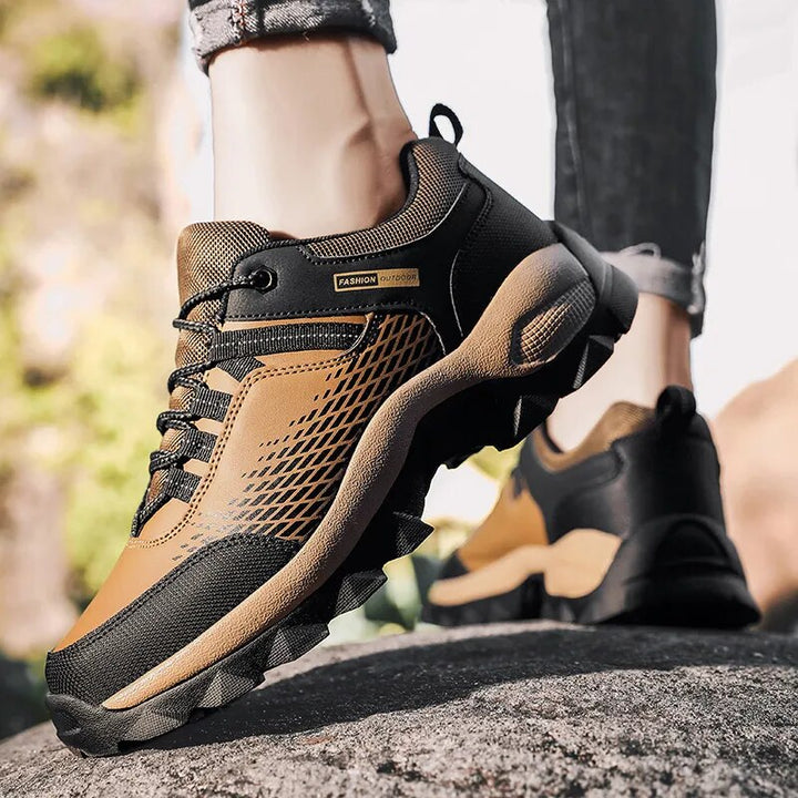 Chaussures de randonnée à lacets pour hommes, adhérence optimale et confort durable pour longues marches.