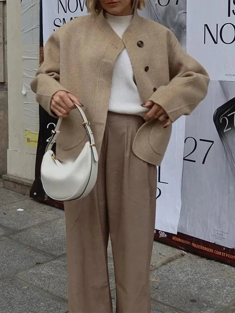 Femme élégante portant une veste oversize confortable, parfaite pour un look décontracté chic automne/hiver.