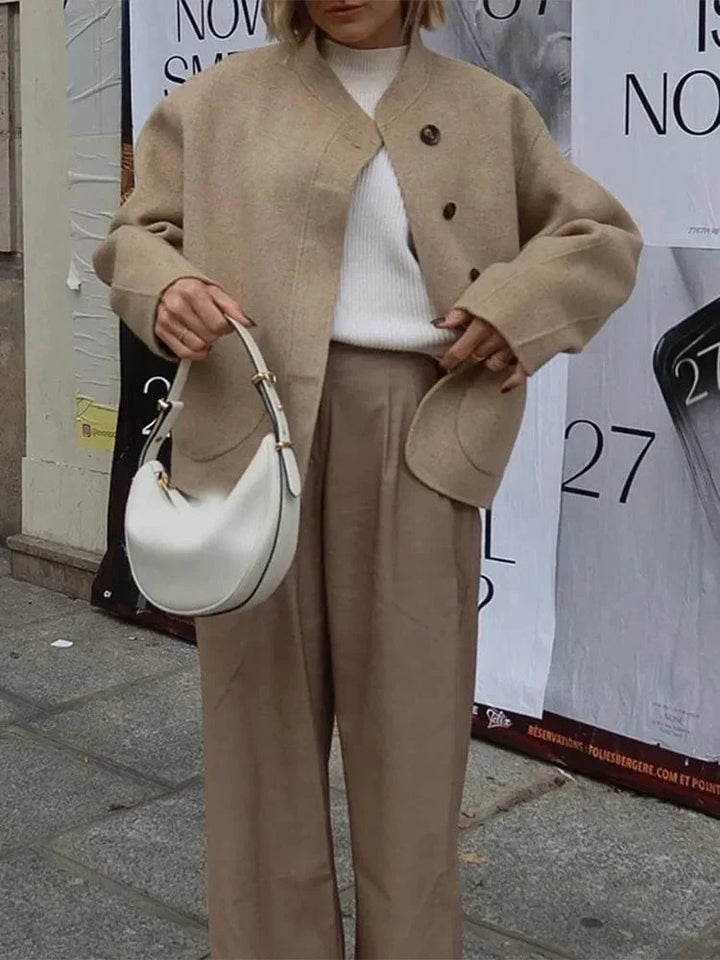 Femme élégante portant une veste oversize confortable, parfaite pour un look décontracté chic automne/hiver.