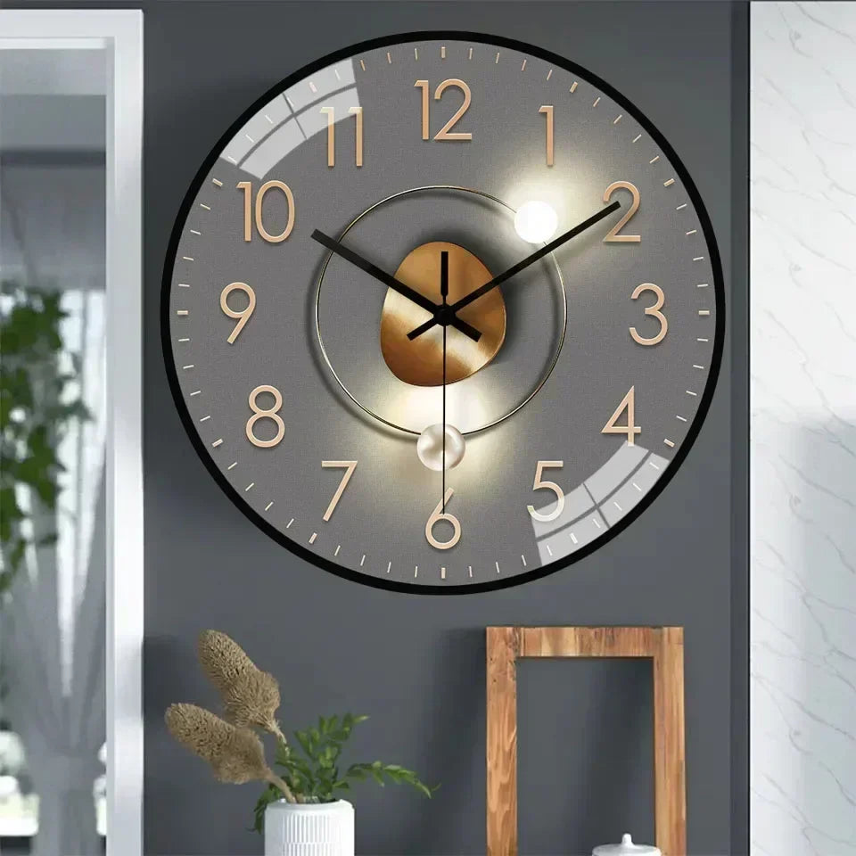 Horloge murale décorative et ronde avec grands chiffres, idéale pour un design intérieur contemporain.