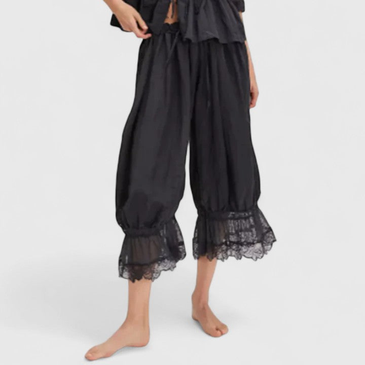 Détail du patchwork unique sur le pantalon femme Winona, mettant en avant le style tendance et confortable.