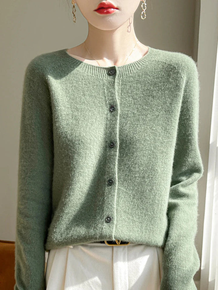Cardigan femme, pièce maîtresse confortable pour un look chic et décontracté au quotidien.