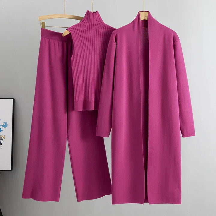 Tenue 3 pièces femme Helena avec pantalon, pull et veste légère, idéal pour une mode décontractée et stylée.