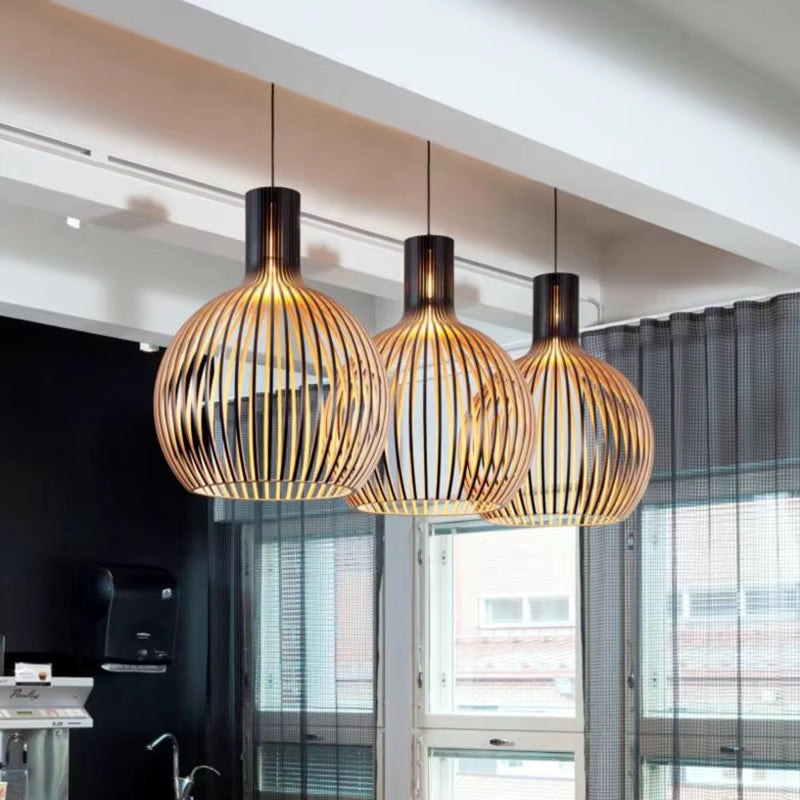 Suspension design Natura Orb en bois organique, parfaite pour salon ou salle à manger, créant une ambiance chaleureuse.