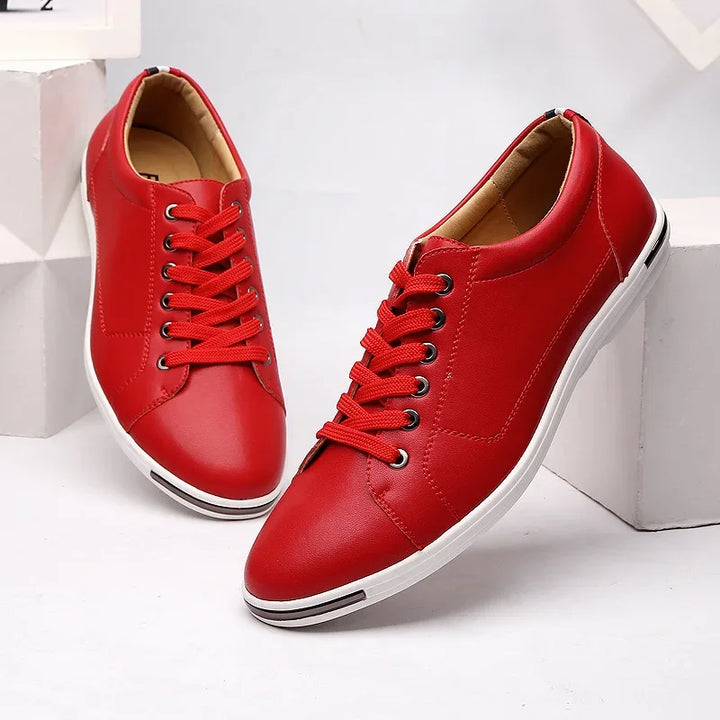 Homme marchant avec des sneakers élégantes, confortables et durables pour la mode urbaine quotidienne.