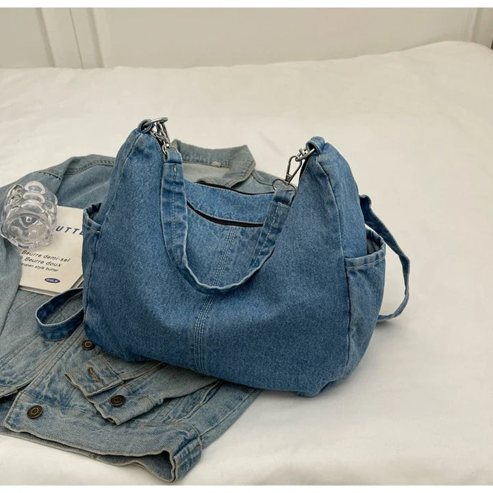 Sac à main en jean femme, vue de face, montrant son design épuré et sa texture denim.