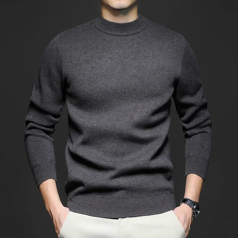 Pull homme col mi-haut, design élégant. Vêtement mode masculine pour un look raffiné en hiver.