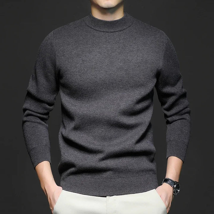 Pull homme col mi-haut, design élégant. Vêtement mode masculine pour un look raffiné en hiver.