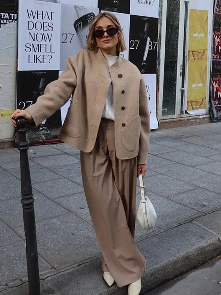 Gros plan sur les boutons élégants et les grandes poches pratiques de cette veste oversize femme chic.