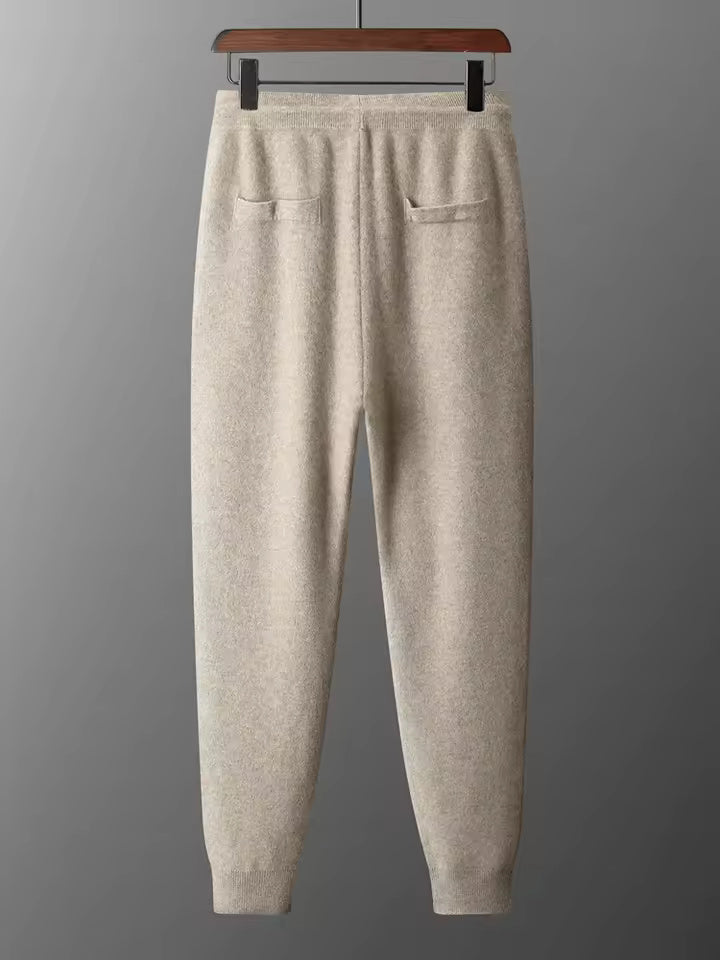 Tenue décontractée homme tricotée moderne, idéale pour les saisons fraîches et les loisirs.