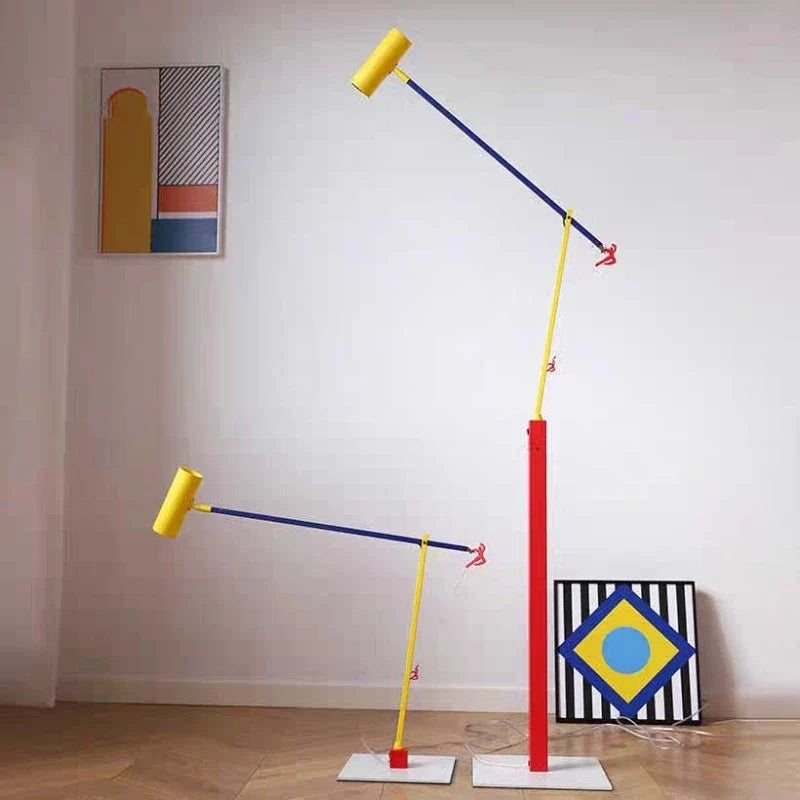 Lampadaire nordique LED réglable, parfait pour un éclairage de salon contemporain.