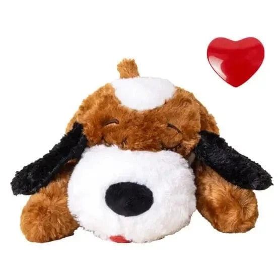 Chiot dormant paisiblement avec le jouet apaisant anti-anxiété, battement de cœur intégré pour confort.