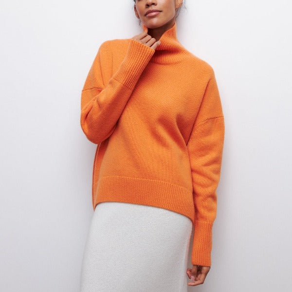 Pull femme hiver bleu doux, coupe ample et confortable. Chandail élégant pour la mode féminine tendance.