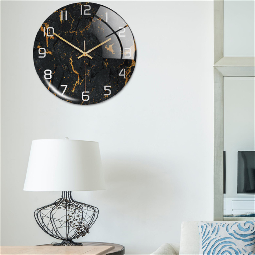 Grande horloge murale silencieuse, marbre acrylique, pour un salon spacieux et design.