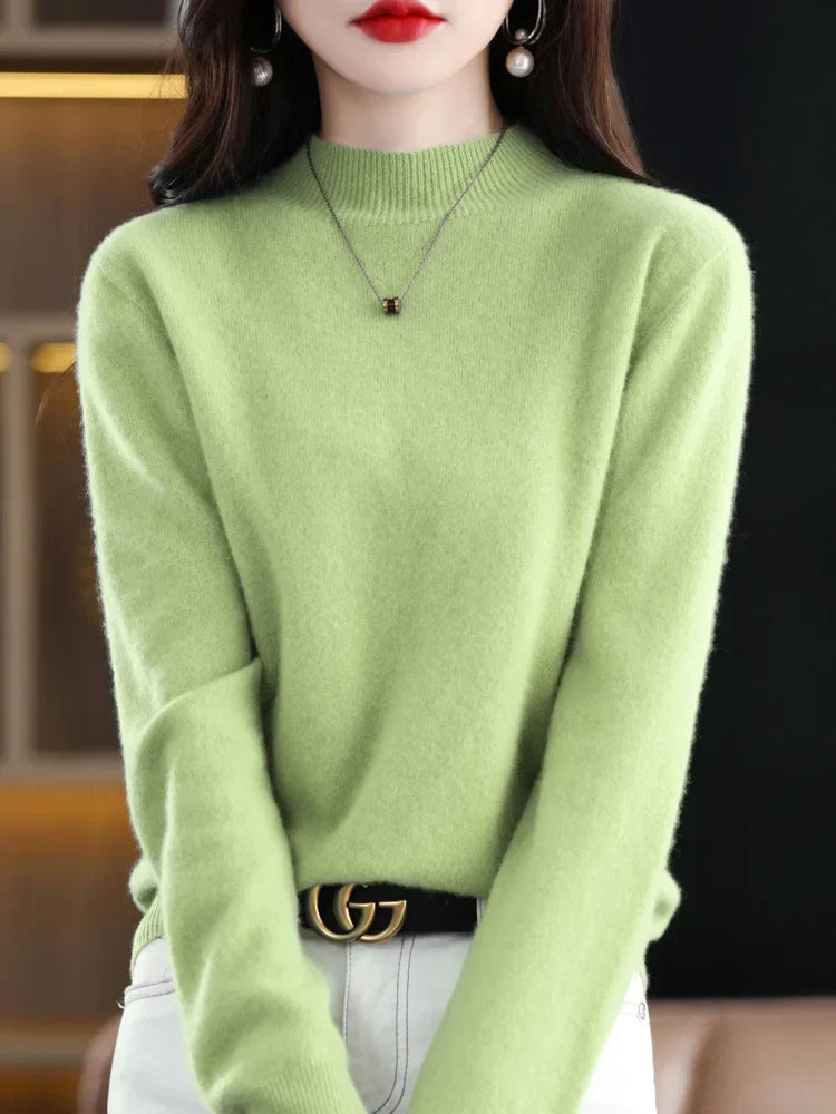 Vêtement d'hiver femme : pull chaud col montant noir, polyvalent et très chic.