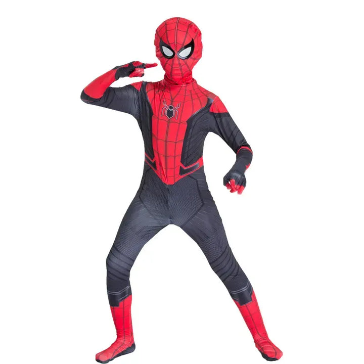 Enfant portant le déguisement Spiderman rouge et bleu complet, avec le masque iconique.