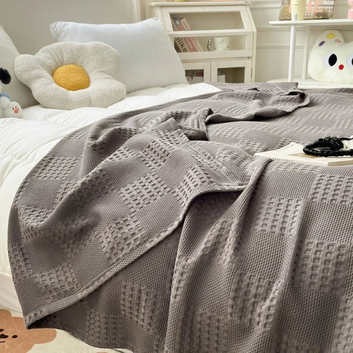 Confort estival garanti avec cette couverture en coton léger et respirant, un essentiel de saison.