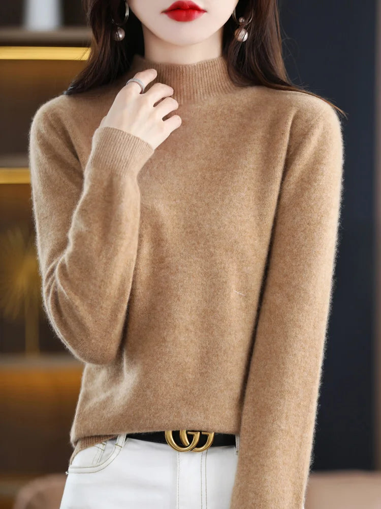 Vêtement femme confortable : pull chaud col montant rose pâle, douceur et chaleur en hiver.