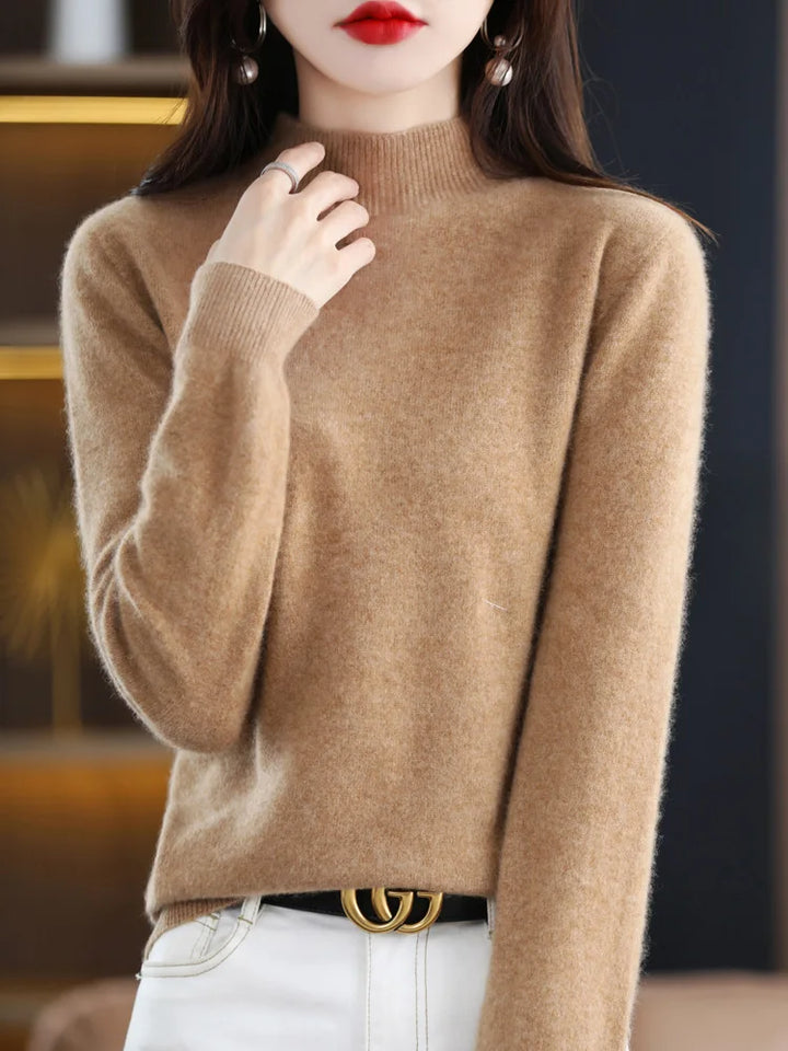 Vêtement femme confortable : pull chaud col montant rose pâle, douceur et chaleur en hiver.