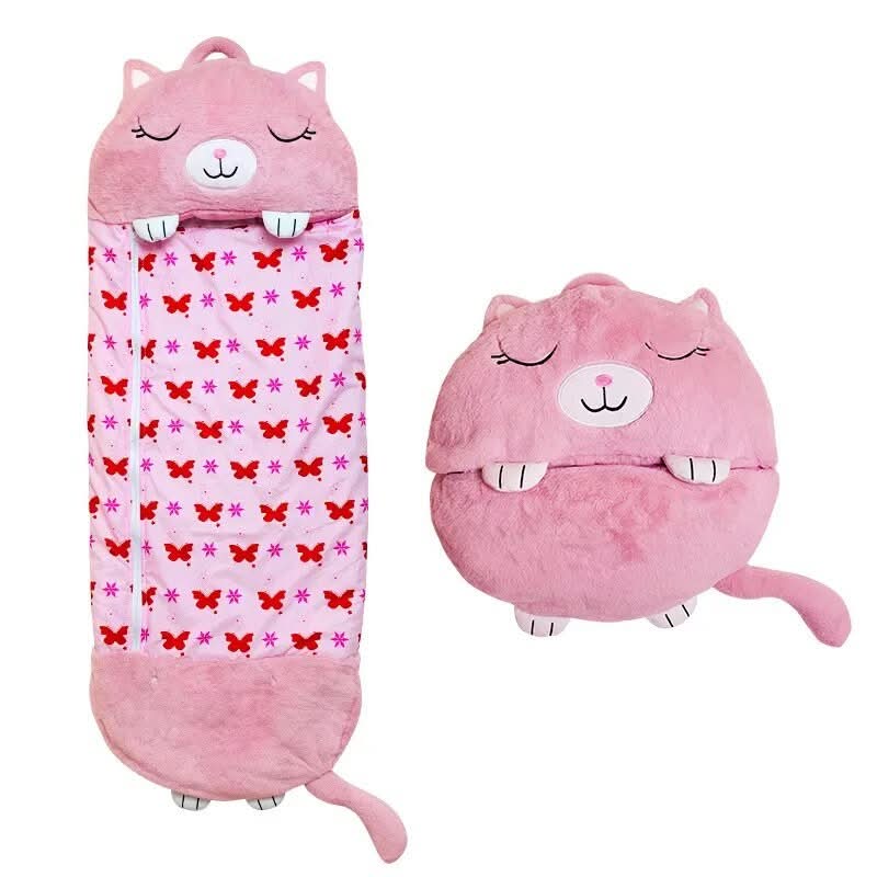 Enfant souriant dans son sac de couchage peluche 2-en-1 animal, un cadeau confortable pour une nuit paisible.