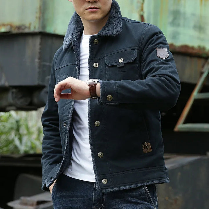 Veste homme hiver Maxie, coupe élégante, col montant, assure chaleur et confort. Vêtement essentiel.