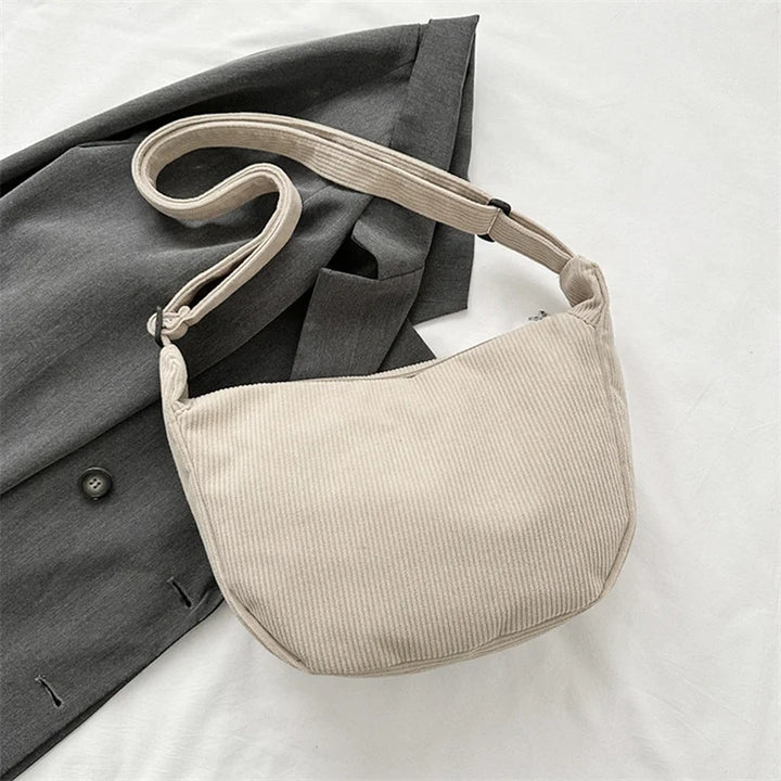 Sac banane femme en velours côtelé marron, accessoire tendance pour une allure élégante et décontractée.