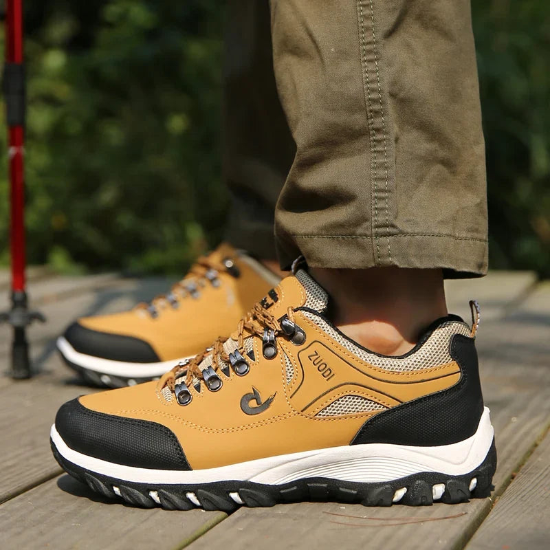 Chaussures sport hommes, légères et confortables, conçues pour le trekking et la marche active.