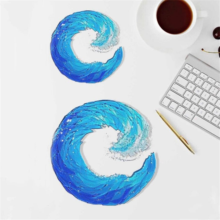 Sculpture AquaWave en verre bleu, reproduisant une vague océanique. Apporte calme et art moderne à votre espace de vie.