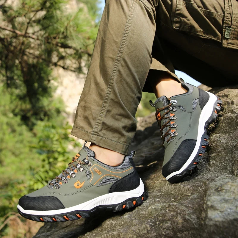 Chaussures pour hommes, idéales extérieur, trekking léger, offrant un grand soutien et adhérence.