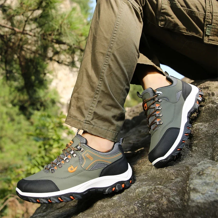 Chaussures pour hommes, idéales extérieur, trekking léger, offrant un grand soutien et adhérence.